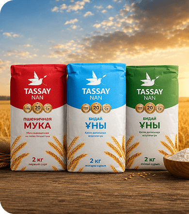 Упаковки муки и крупы Tassay Nan на фоне пшеничного поля