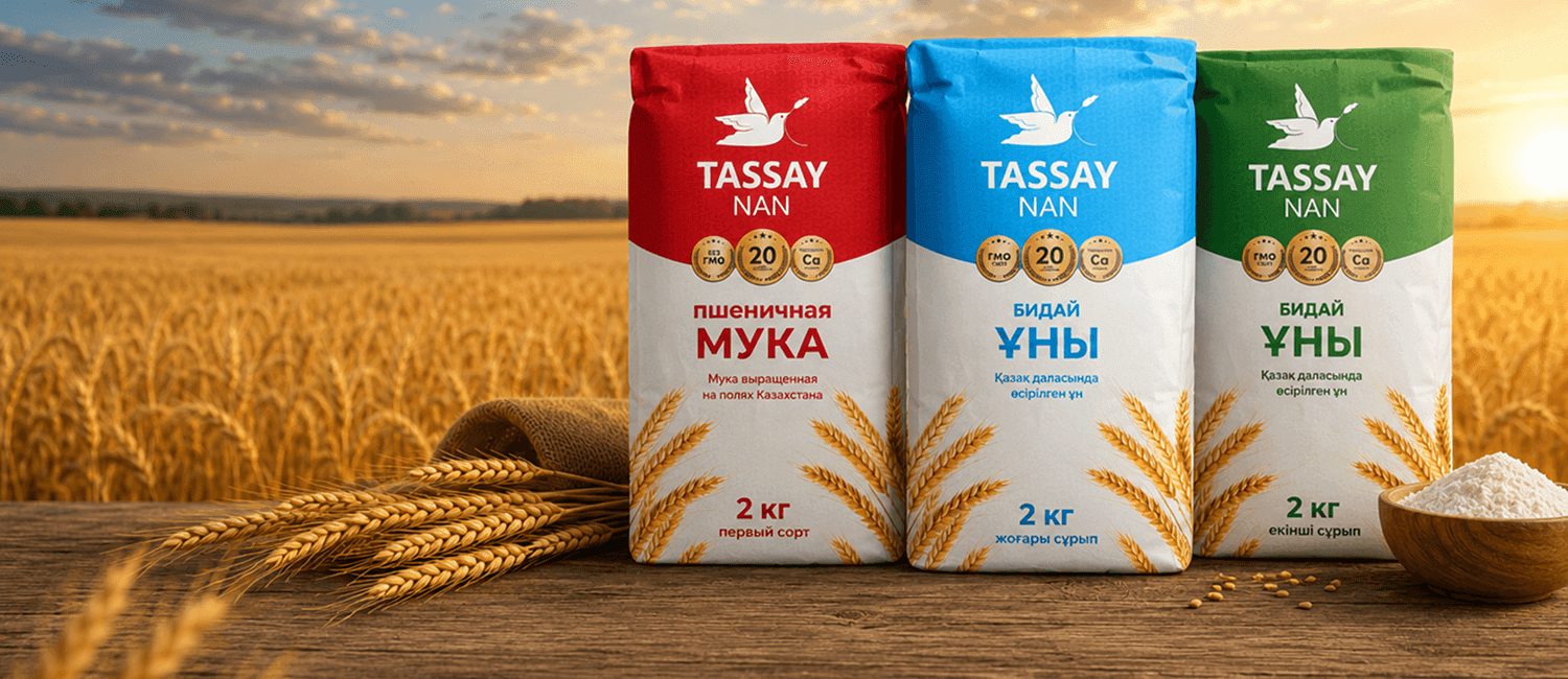 Упаковки муки и крупы Tassay Nan на фоне пшеничного поля